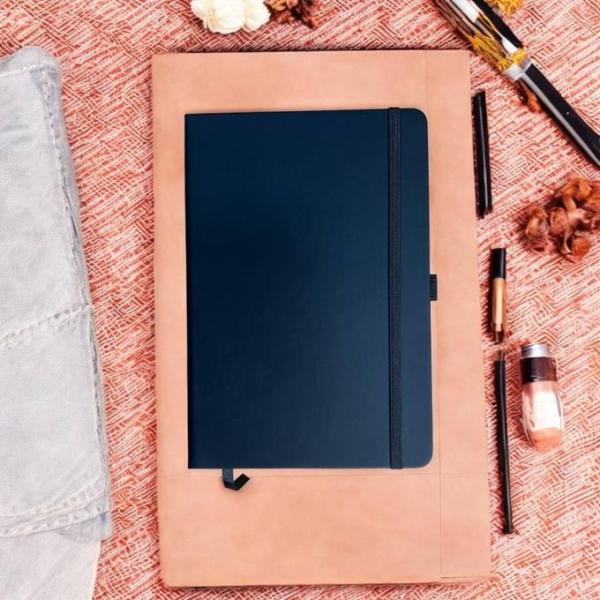 نوت بوك بقفل مطاطي- أسود- طباعة وجه واحد- كوميك مضحك- دعونا ننسى أخطاء الماضي- وي برنت يور جيفت