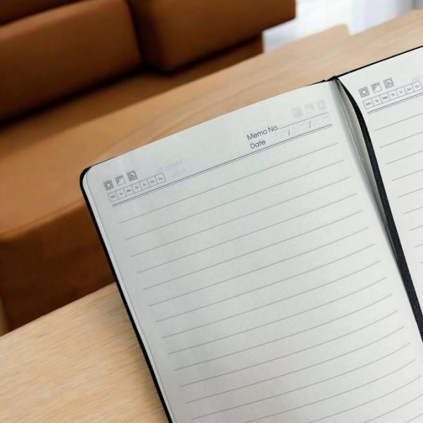 نوت بوك بقفل مطاطي- أسود- طباعة وجه واحد- كوميك مضحك- دعونا ننسى أخطاء الماضي- وي برنت يور جيفت